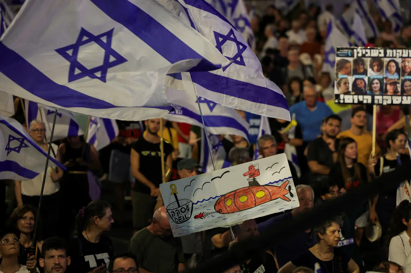 Demonstration i Tel Aviv lørdag mod Israels premierminister Benjamin Netanyahus regering. Israelske forhandlere, der forhandler om en Gaza-aftale, gav lørdag udtryk for "forsigtig optimisme".