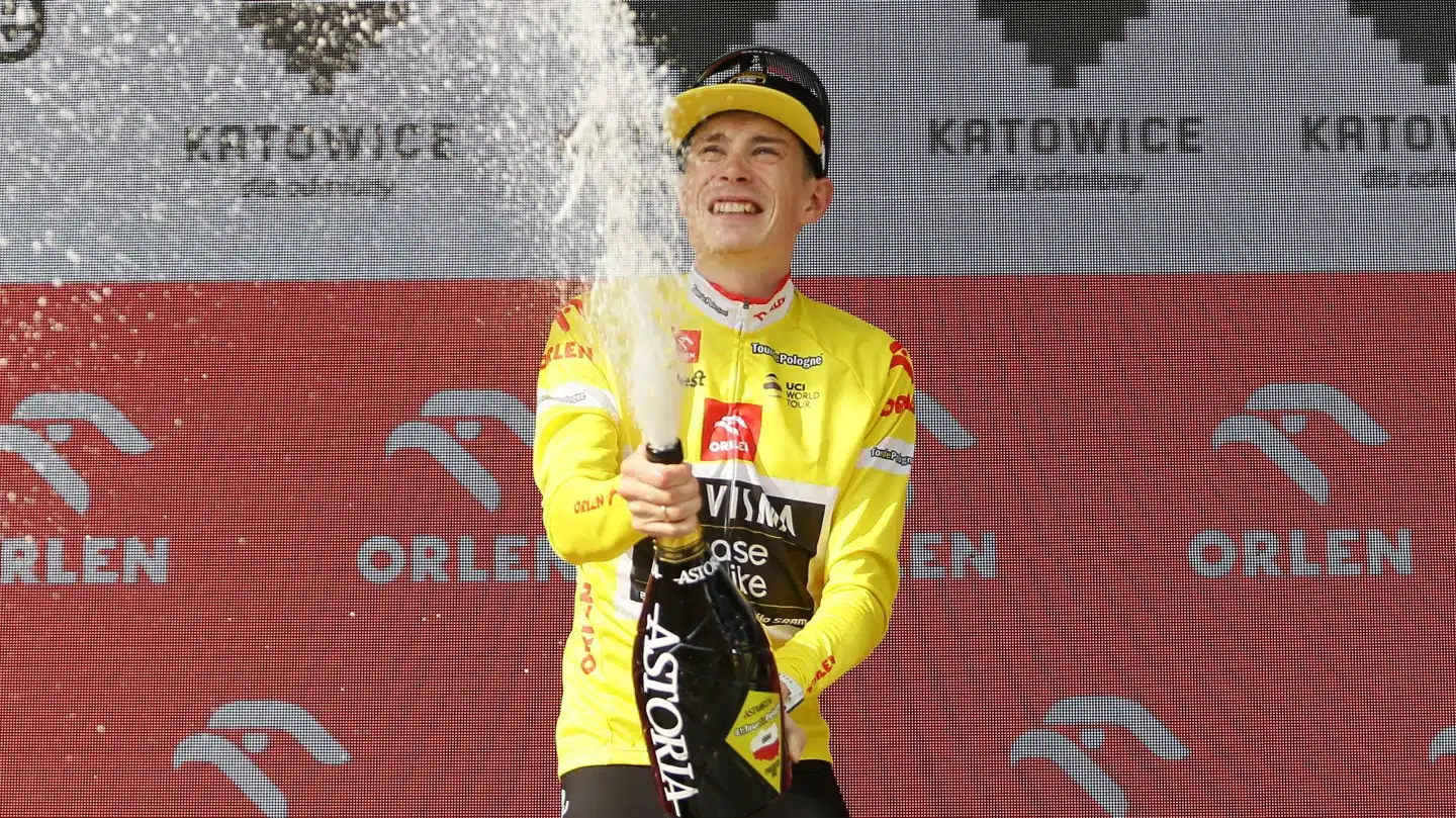 Jonas Vingegaard fejrer føringen i Polen Rundt. Et løb, han endte med at vinde sammenlagt.