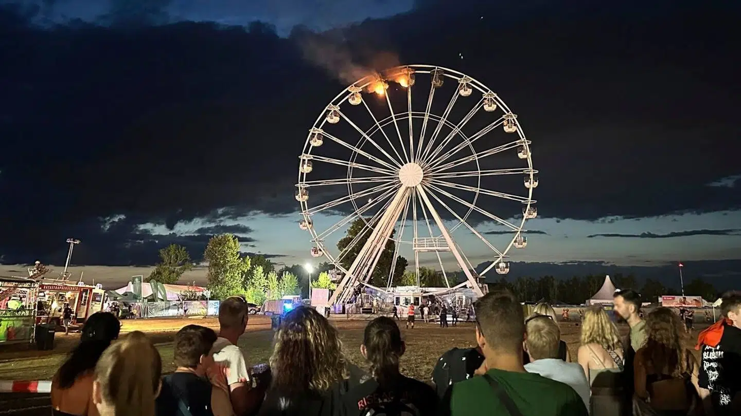 Pariserhjulet på Highfield festivalen i Tyskland brød i brand lørdag. 16 personer måtte behandles på sygehuset.