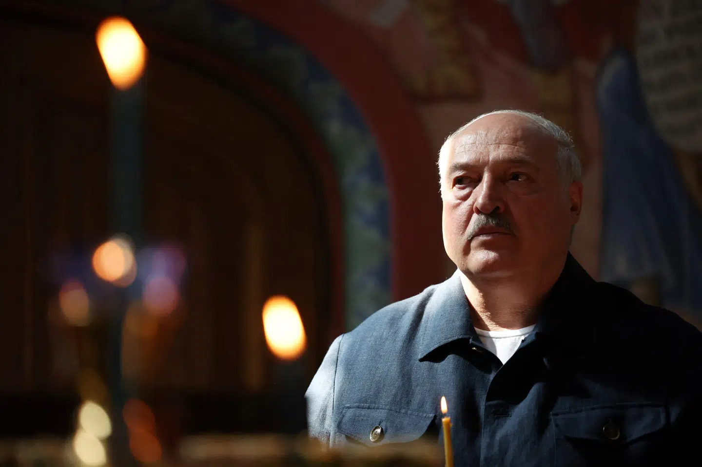 Lukasjenko ses her under besøg i et kloster i Rusland sammen med Ruslands præsident, Vladimir Putin, i juli. Billedet er offentliggjort af det statsejede russiske nyhedsbureau Sputnik. (Arkivfoto).