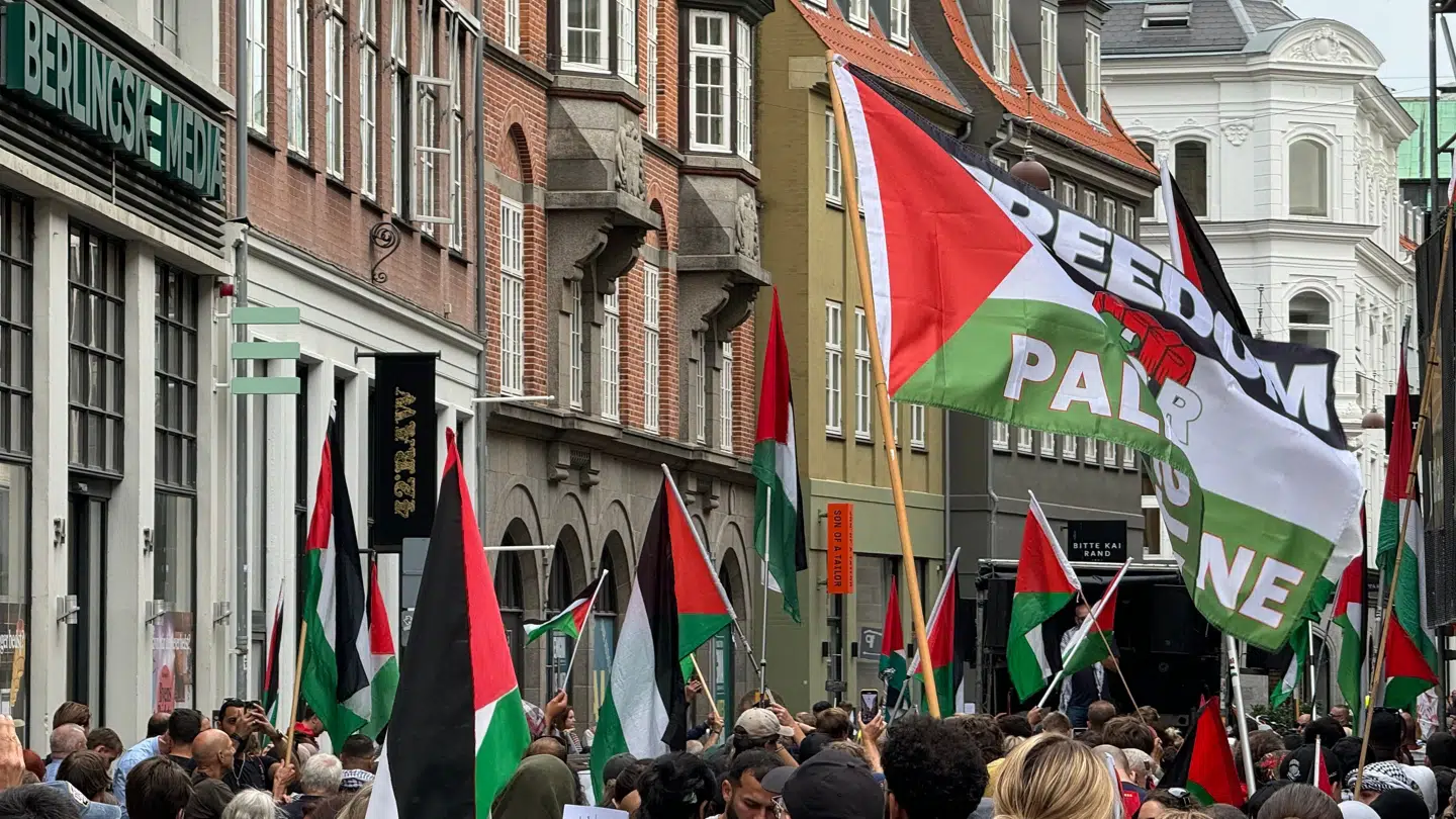 Pro-Palæstina demonstranter samles søndag 18. august foran Berlingske Media.