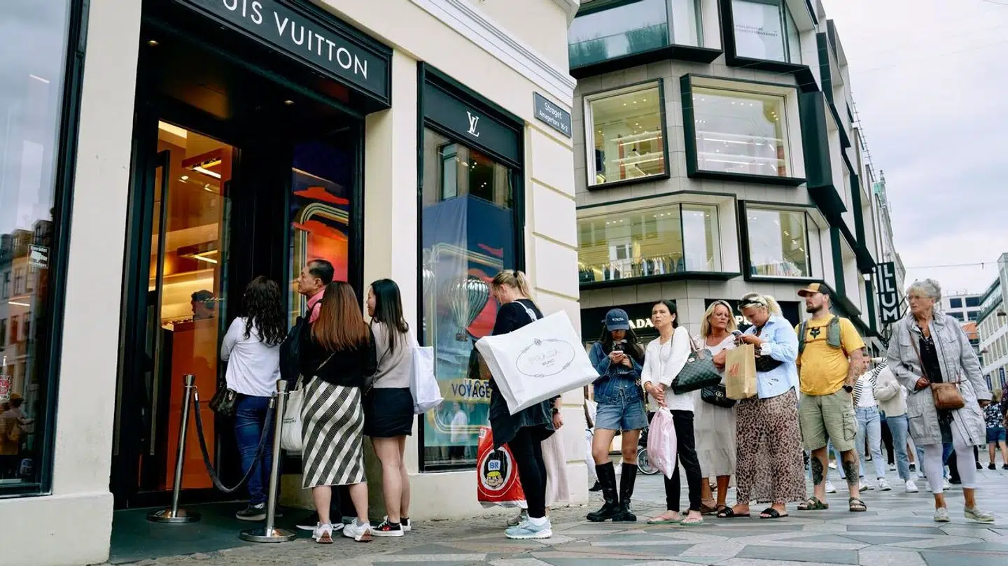 Louis Vuitton rykker til Højbro Plads – og det koster på bundlinjen.