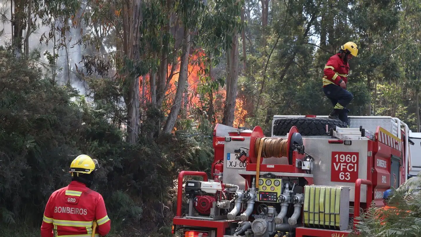 Brandfolkene har kæmpet med flammerne siden onsdag.