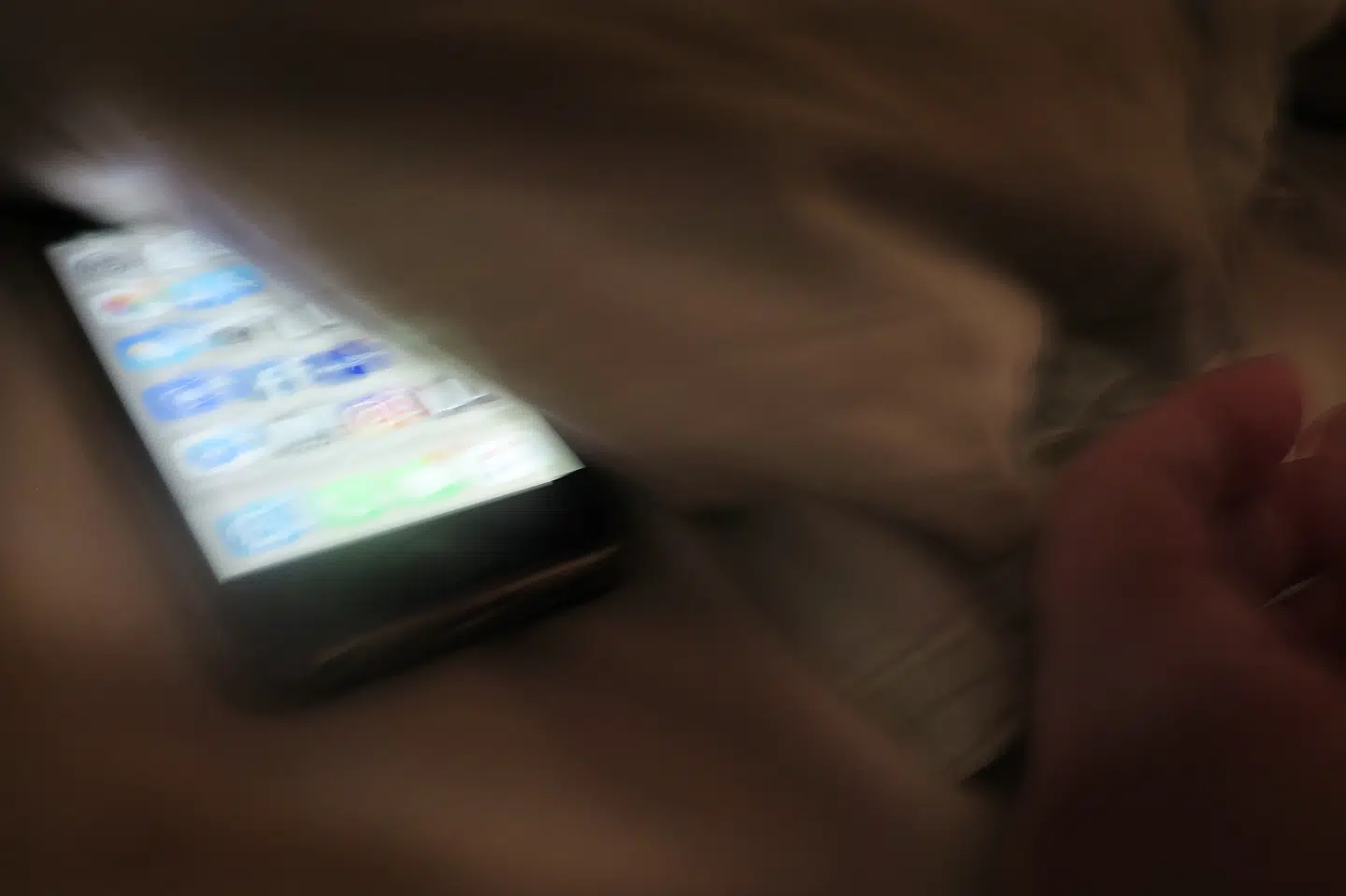 Mobiltelefonen og krypterede tjenester gør det lettere for kriminelle netværk at rekruttere børn til at begå forbrydelser. Det seneste år er 93 børn i Sverige under 15 år mistænkt for at have deltaget i planer om drab ifølge de svenske myndigheder. Unge svenskere rekrutteres også til forbrydelser i Danmark. (Arkivfoto)
(ARKIV) Iphone i seng fredag den 23. marts 2018. Dårlige vaner og skærmtid er med til at give børn i skolealderen for lidt søvn. Forældre bør støtte deres børn i gode rytmer - og kigge indad, mener psykolog. Det skriver Ritzau, torsdag den 8. august 2019. (Foto: Vibeke Toft/Ritzau Scanpix)