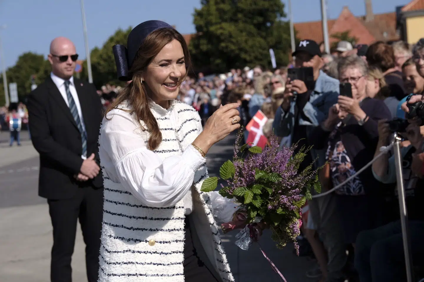 Dronning Mary fik en buket af lyng af en af de fremmødte børn på kajen.