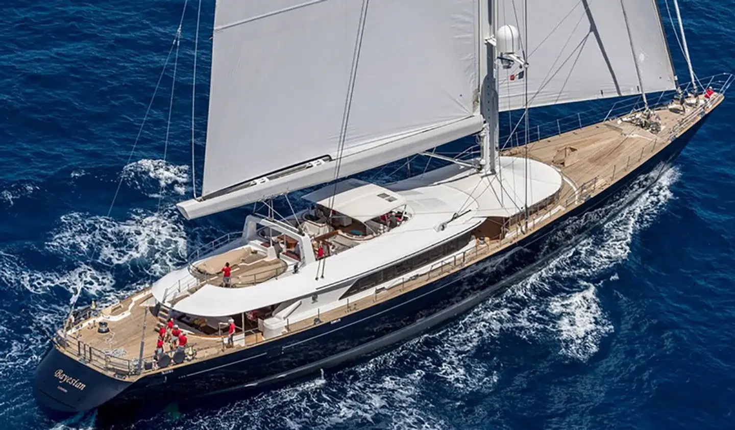 Den britisk-indregistrerede superyacht Bayesian er sunket nær Sicilien.