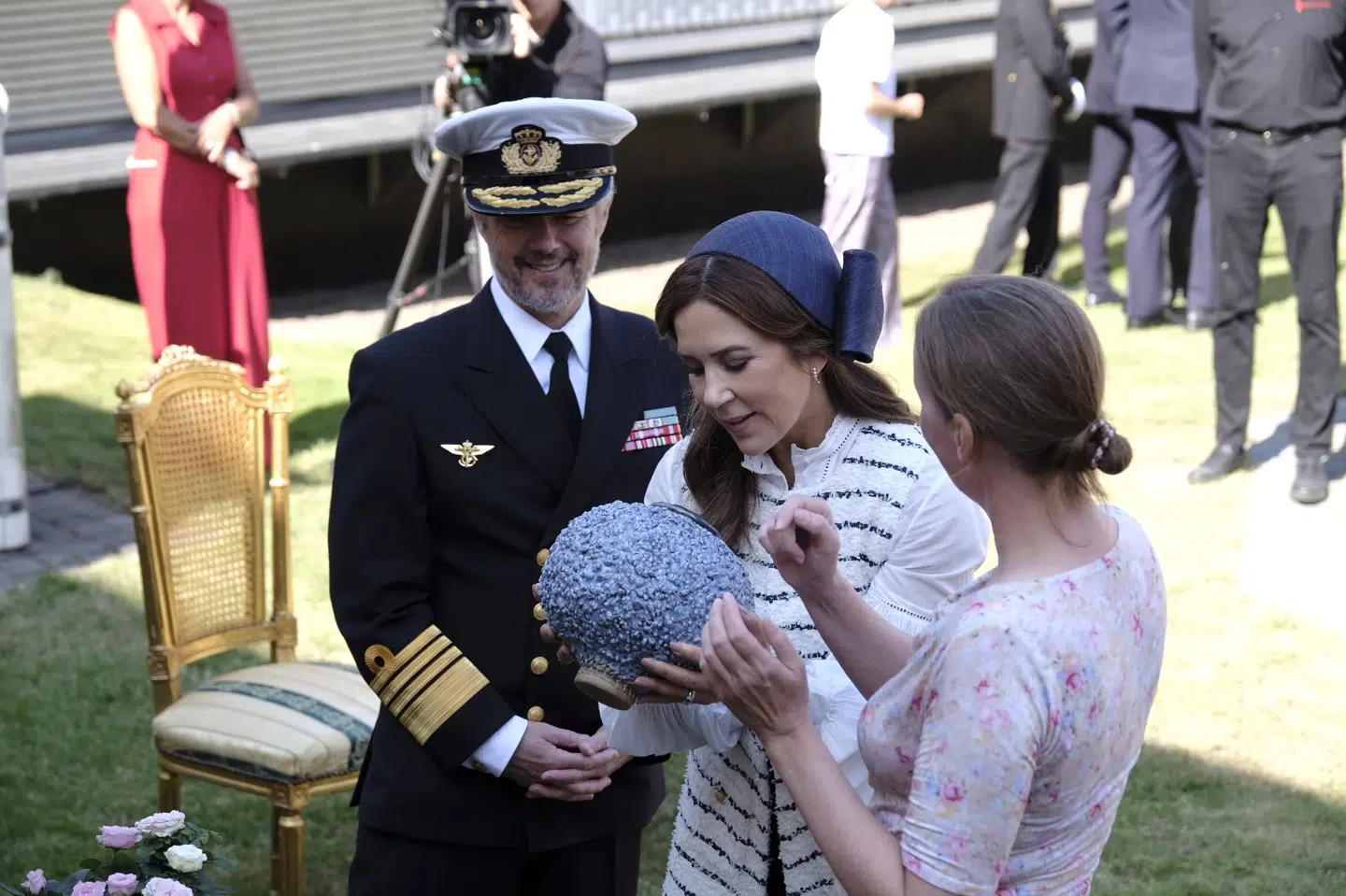 Kongeparret modtog en keramikkrukke i gave ved besøget på Rønne Theater.