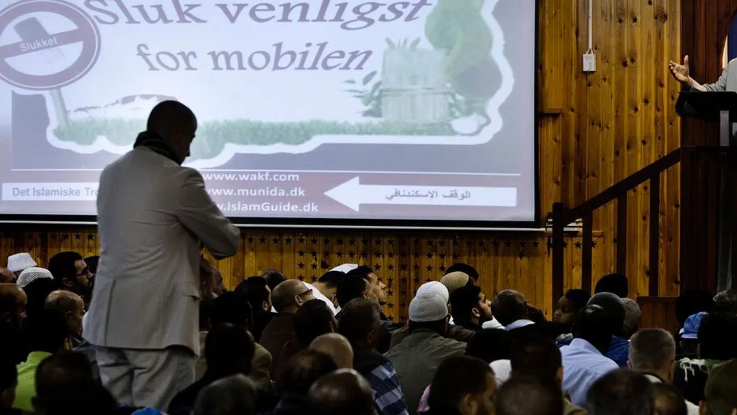 Fredagsbøn i moskeen hos Islamisk Trossamfund på Dortheavej.