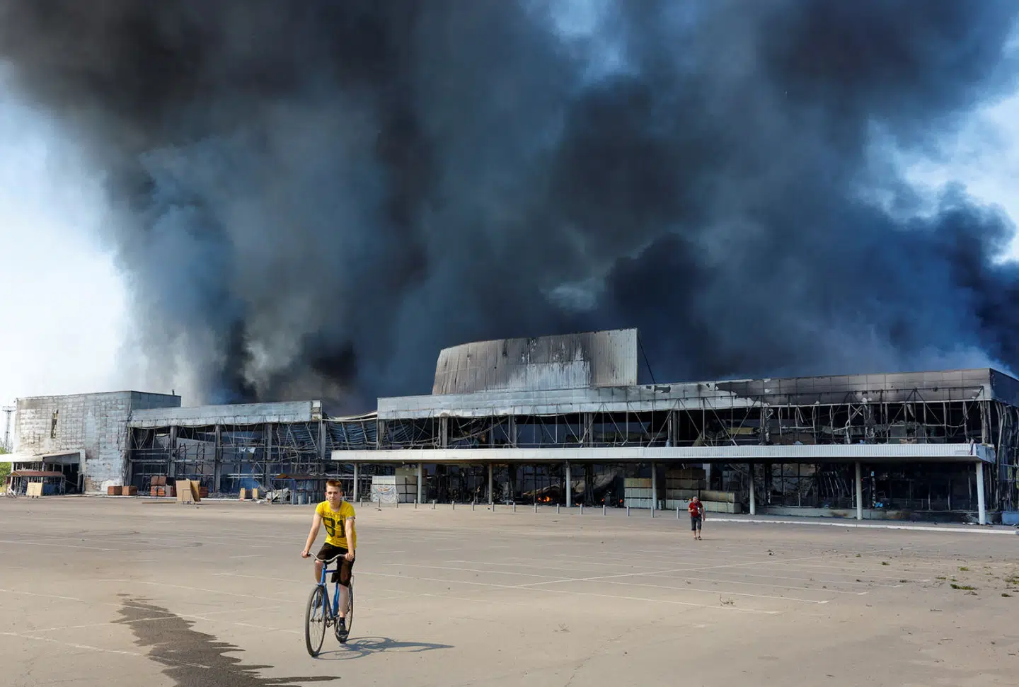 »Wool Express havde fart på. Krigen bragede derud af i fjernsynsstuerne og på avisforsiderne på køkkenbordene, og Danmark stod klar med både penge og hjælpende hænder. Men hen over de seneste seks-ni måneder er der sket en tydelig forandring,« skriver Steen Kallestrup.