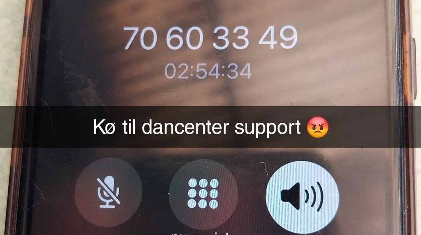 Her ses Trine Jensen sidde i kø hos DanCenters afdeling på Vestsjælland.