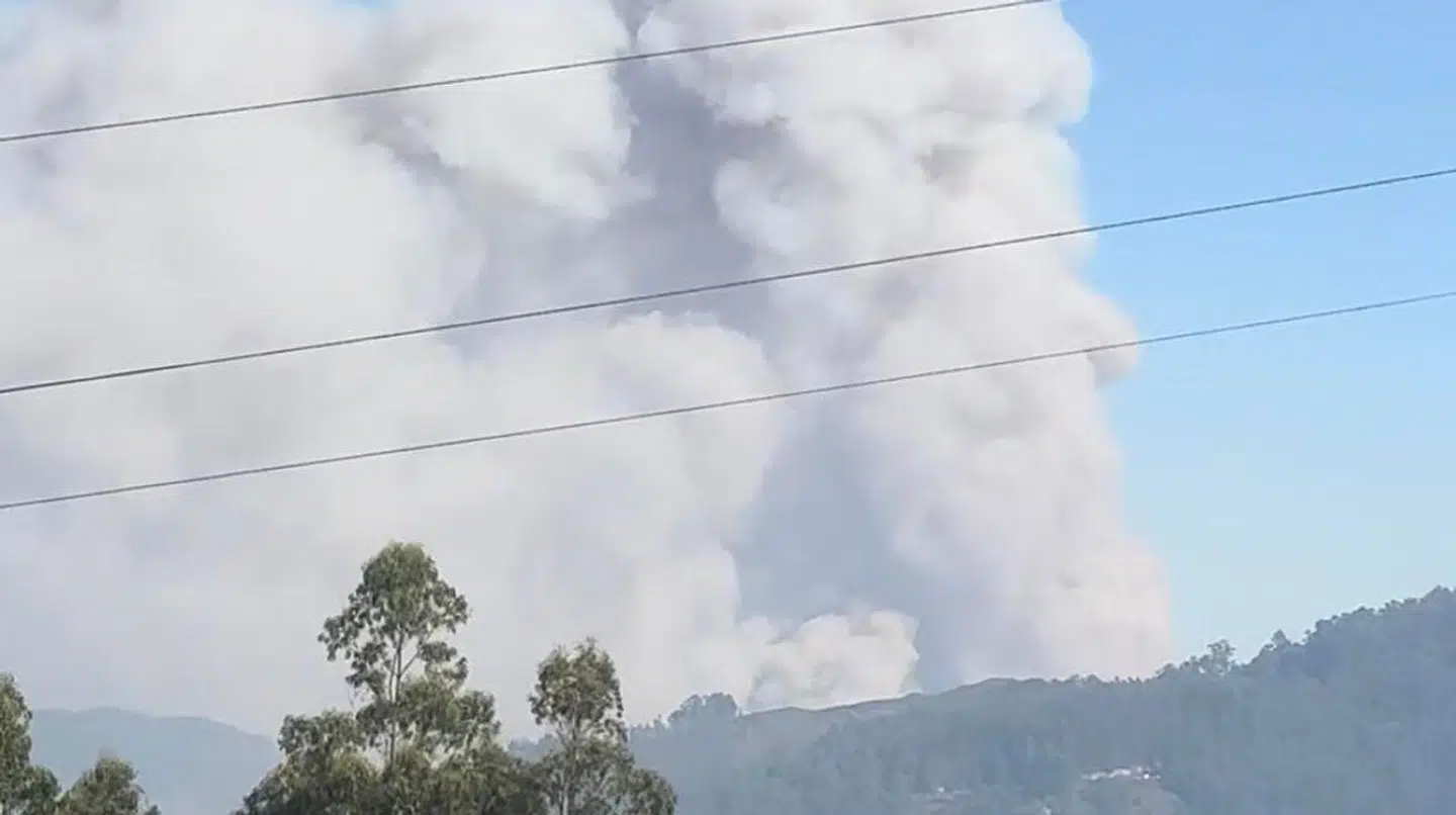 Her ses røgskyen, Camilla Neupart og Andreas Falk ser på deres balkon.