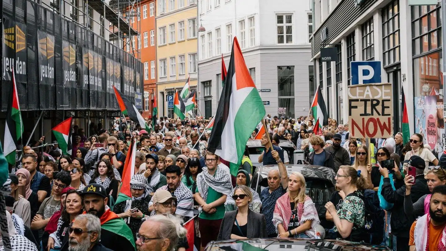 Det var til demonstrationen 'Alle på gaden for et frit Palæstina' i Pilestræde, at den syvårige dreng indtog talerstolen og råbte slagord til de mange fremmødte. søndag den 18. august 2024. Foto: Emil Nicolai Helms/Scanpix 2024