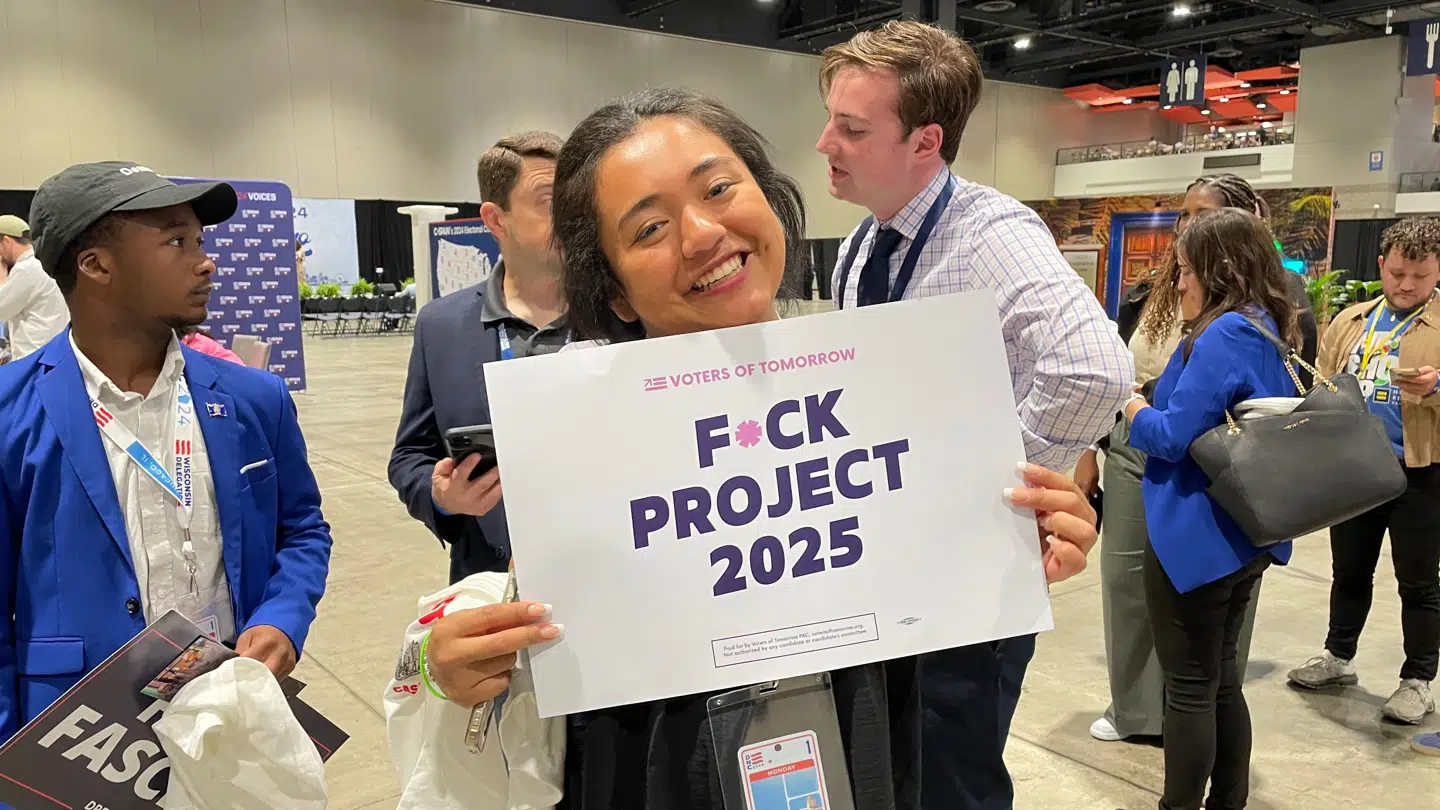 Demokraten Anna med et skilt om Project 2025.