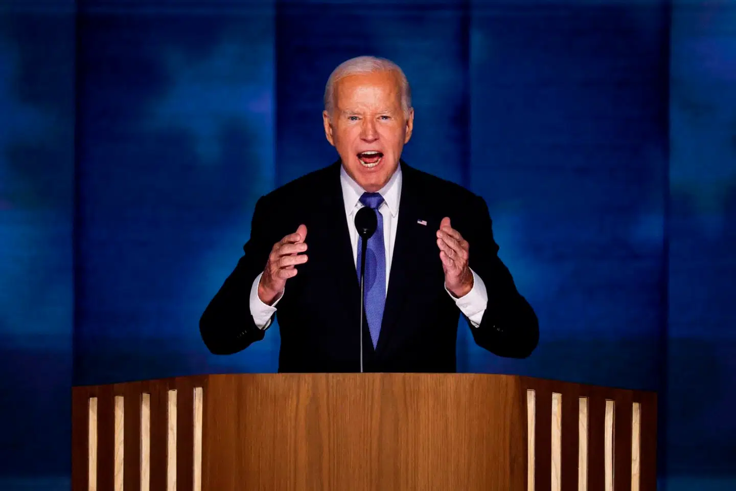 I nat holdt USAs præsident, Joe Biden, sin sidste store politiske tale på Demokraternes konvent i Chicago. Det trak ud, og til sidst begyndte folk at udvandre.