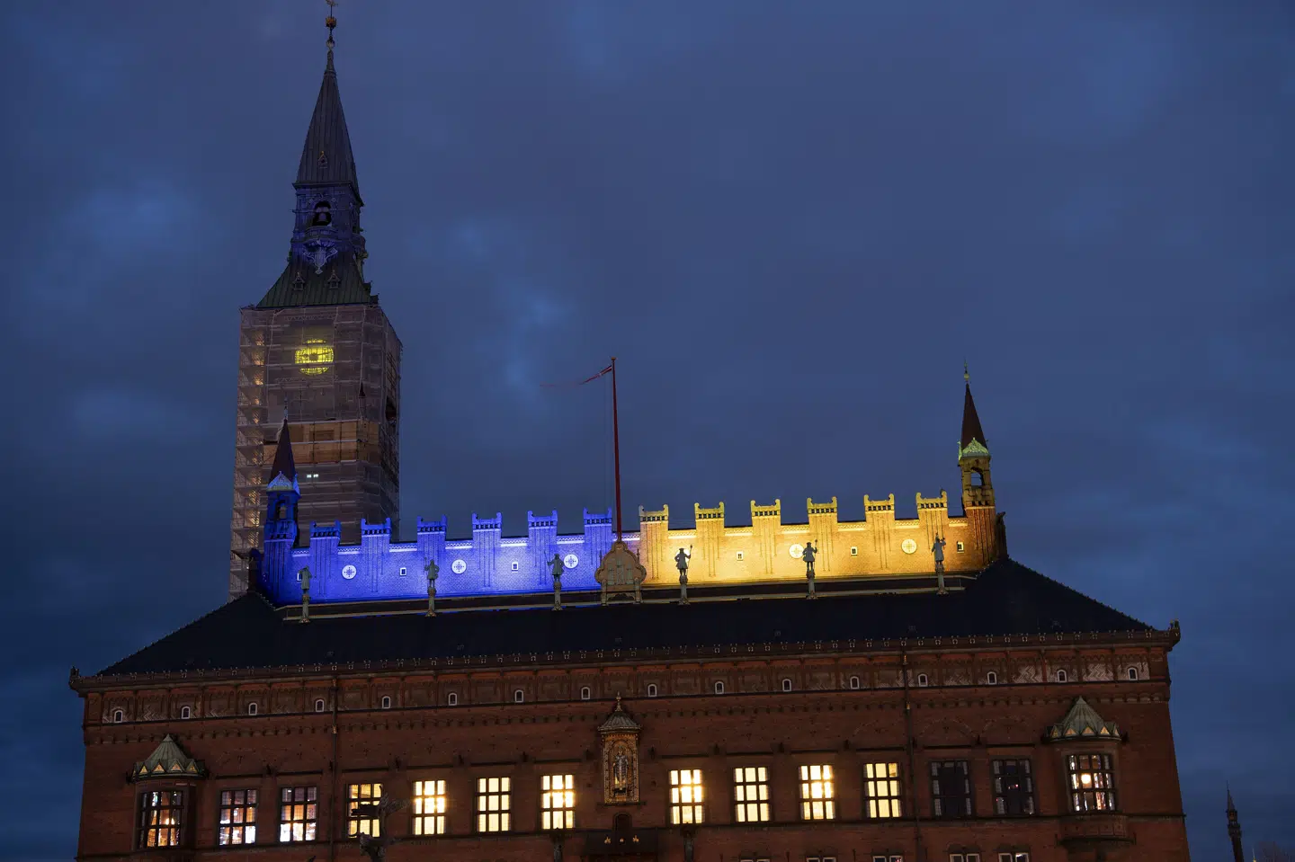 I forbindelse med toårsdagen for Ruslands invasion af Ukraine den 24. februar 2024 var Københavns Rådhus oplyst i Ukraines blå og gule farver. Her kan man se det over 100 år gamle tårn være omringet af stillads. (Arkivfoto).