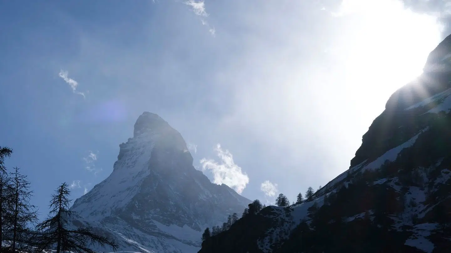 Smukt ser det ud. Men det schweiziske bjergpas Matterhorn kan være et farligt sted at færdes. I sidste uge omkom tre klatrere ved passet.