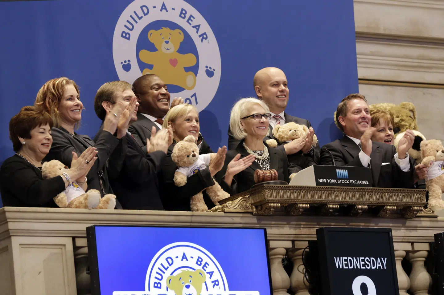 Build-A-Bear Workshop direktør Sharon Price John i midten. Build-A-Bear åbner på ny i København.