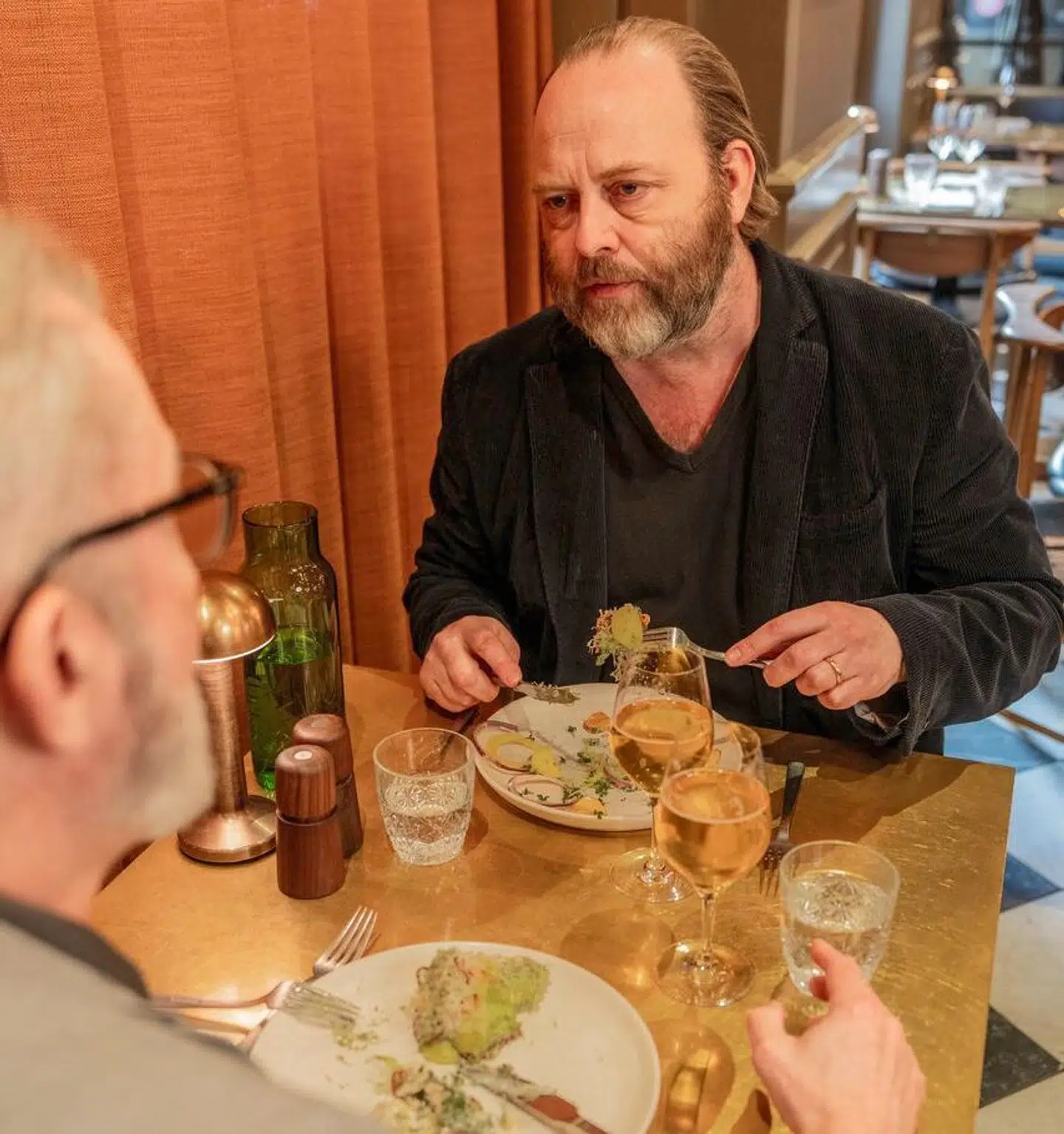 Søren Jacobsen Damm er gastronomiredaktør, kommentator og anmelder for Berlingske. Og han er klar til at lægge brødrene Prices populære DR-program 'Spise med Price' i graven.