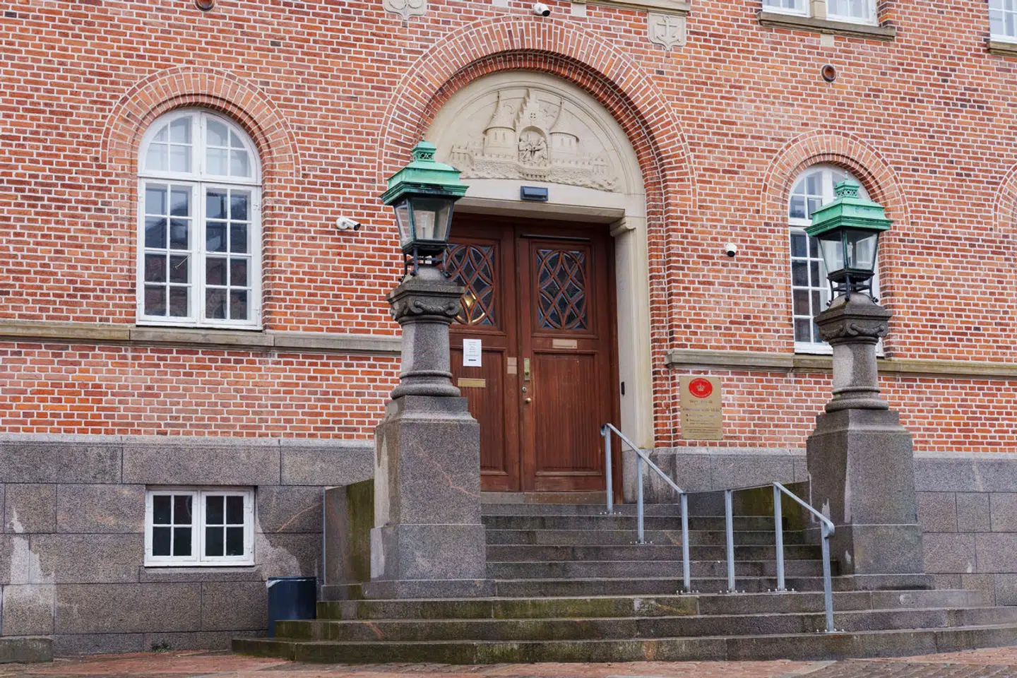 Tre »ikke etnisk danske« mænd nægter sig skyldige i anklager om, at de lørdag skulle have frihedsberøvet en kvinde og gruppevoldtaget hende.