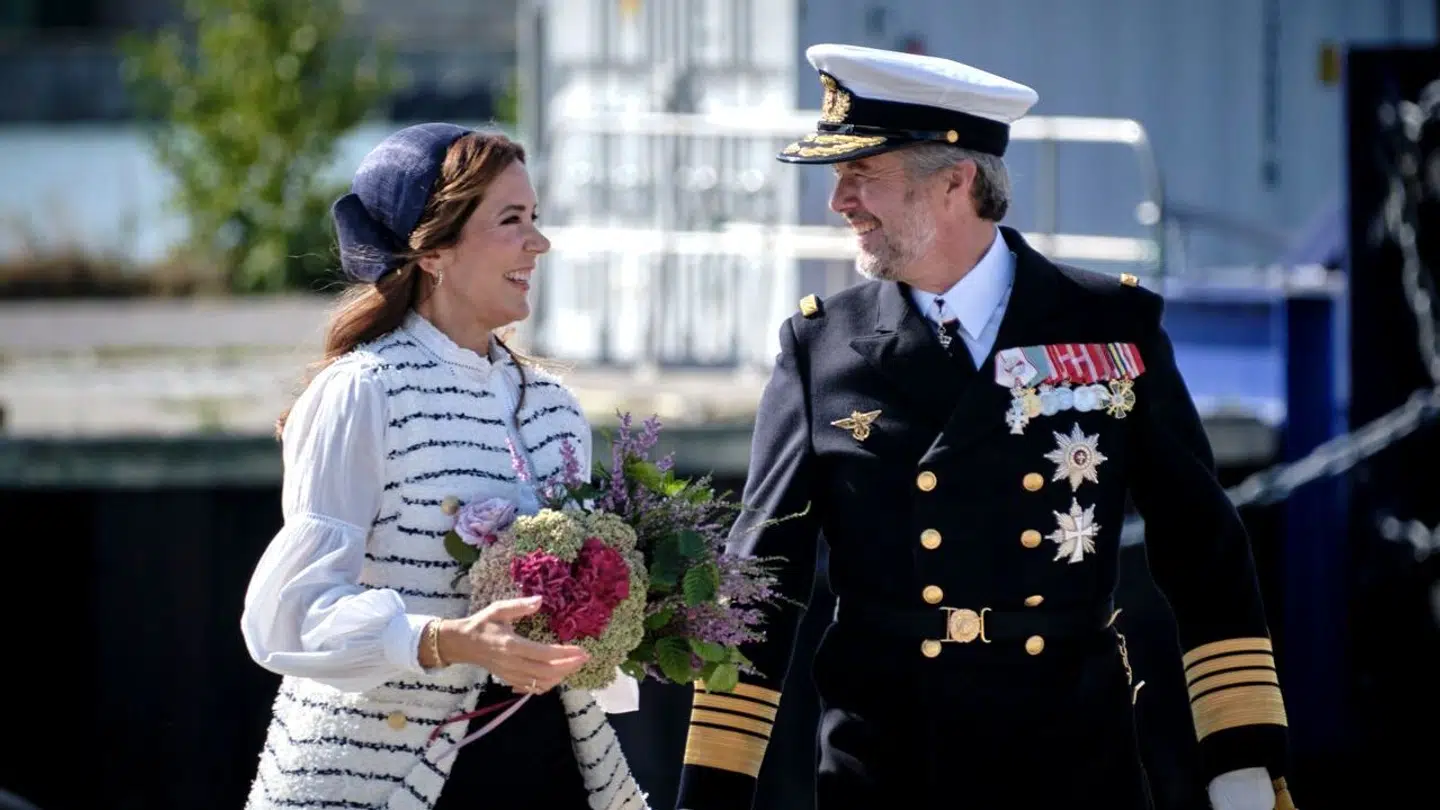 Ved ankomsten med Dannebrog havde Kongeparret dog noget mere formelt tøj på.