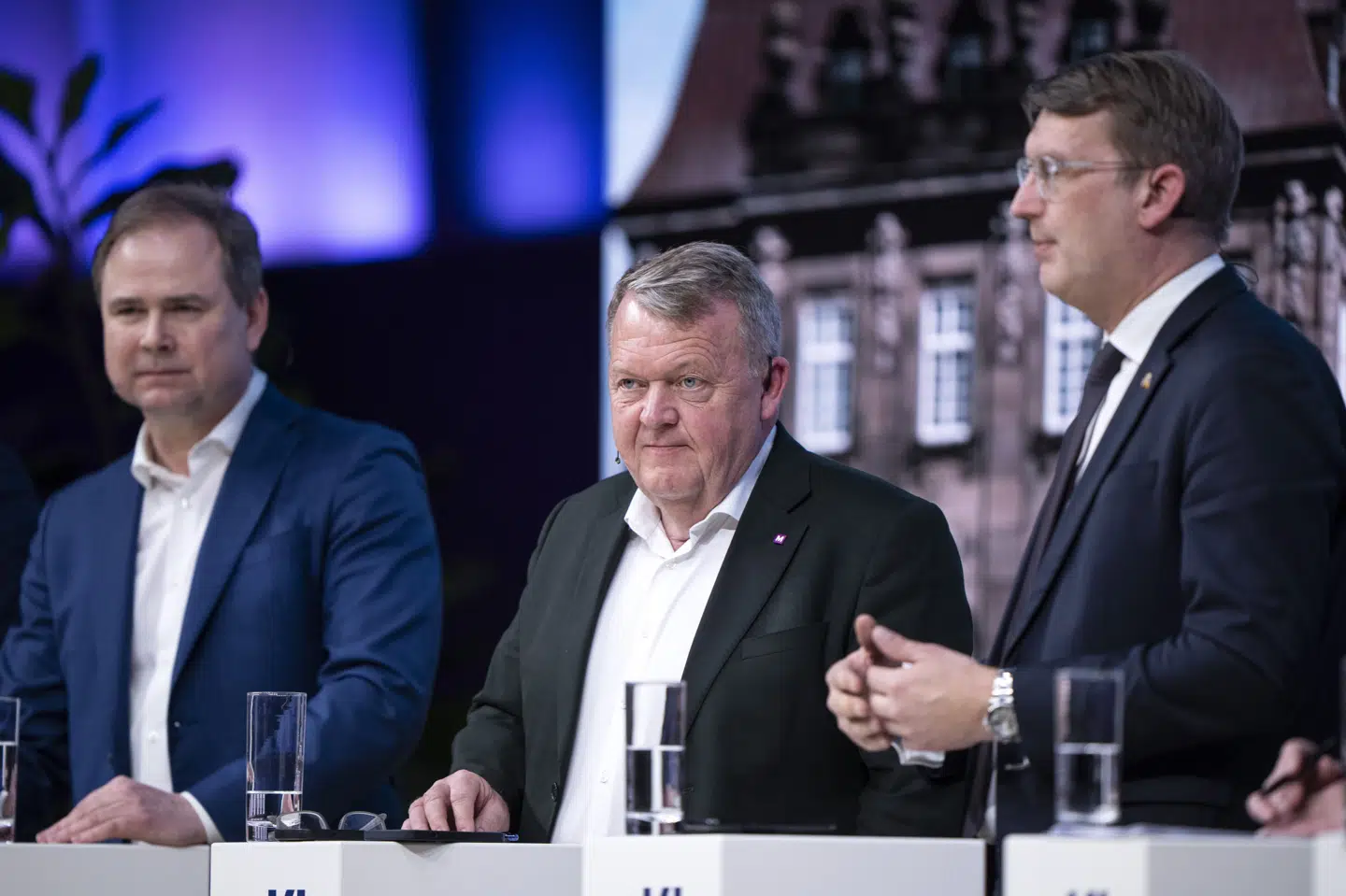 Finansminister Nicolai Wammen (S), udenrigsminister og Moderaterne-formand Lars Løkke Rasmussen og forsvarsminister og Venstre-formand Troels Lund Poulsen ses her til debat under kommunalpolitisk topmøde i marts. De næste dage er de tre toppolitikere til Demokraternes partikonvent i USA. (Arkivfoto).