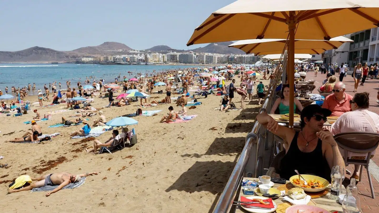 Danskere i hobetal vil syd på i ferien. På billedet ses strand på Gran Canaria, der er et af de mest populære destinationer.