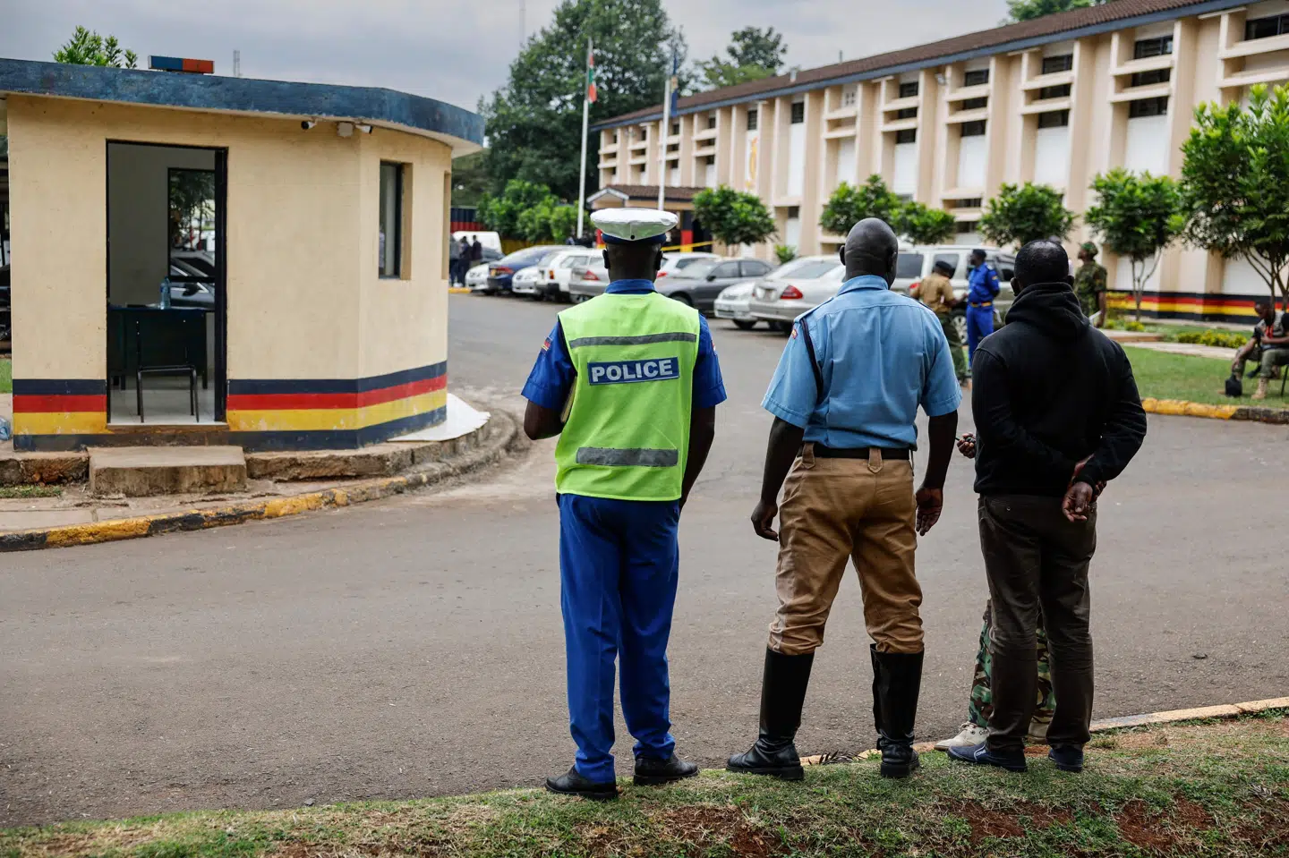 Politibetjente står uden for politistationen og arresthuset i Nairobi, hvorfra de indsatte tirsdag flygtede.