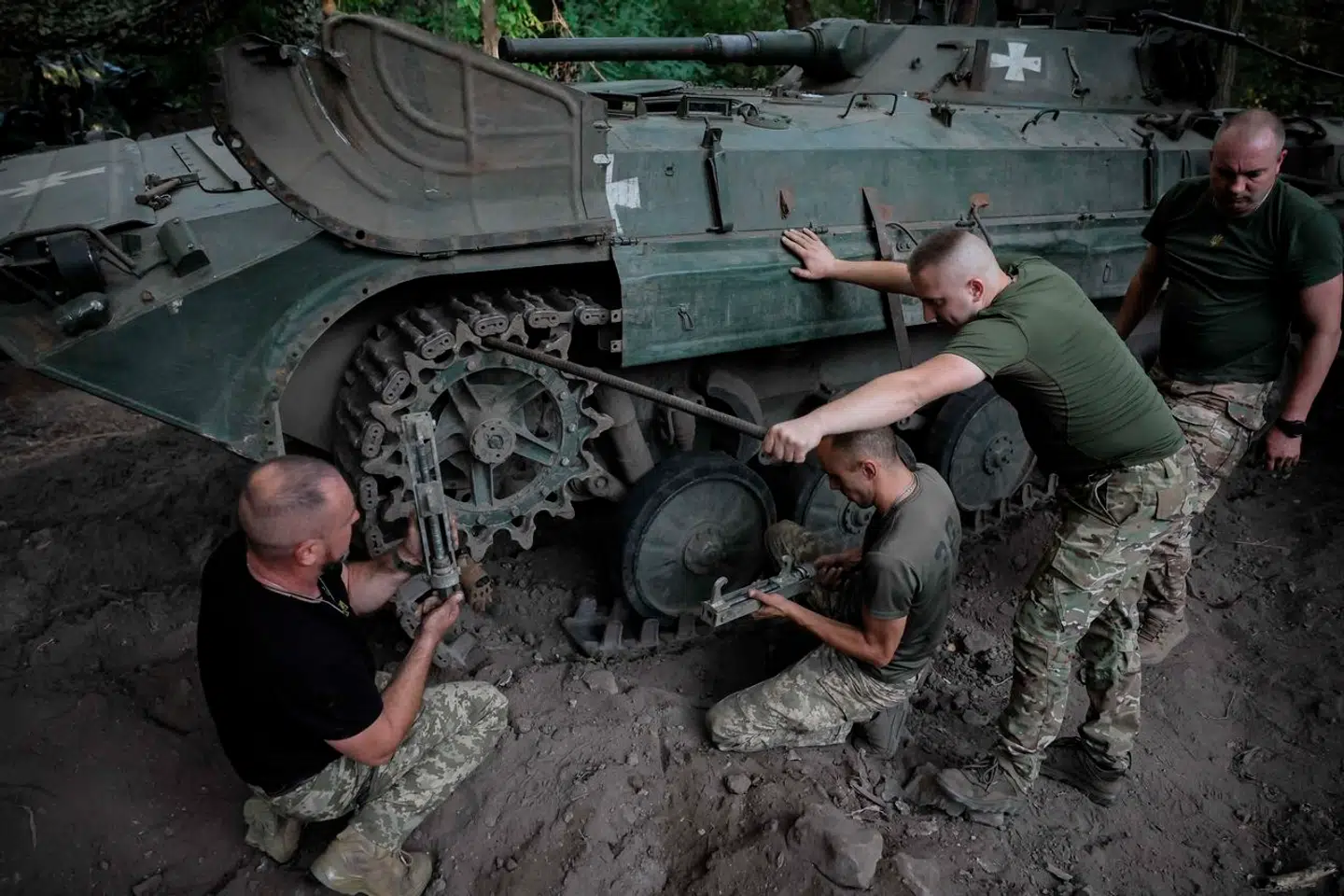 Ukrainske soldater fra landets 24. brigade er i gang med at reparere et infanterikampkøretøj på en hemmelig lokation i den krigshærgede Donetsk-region.
