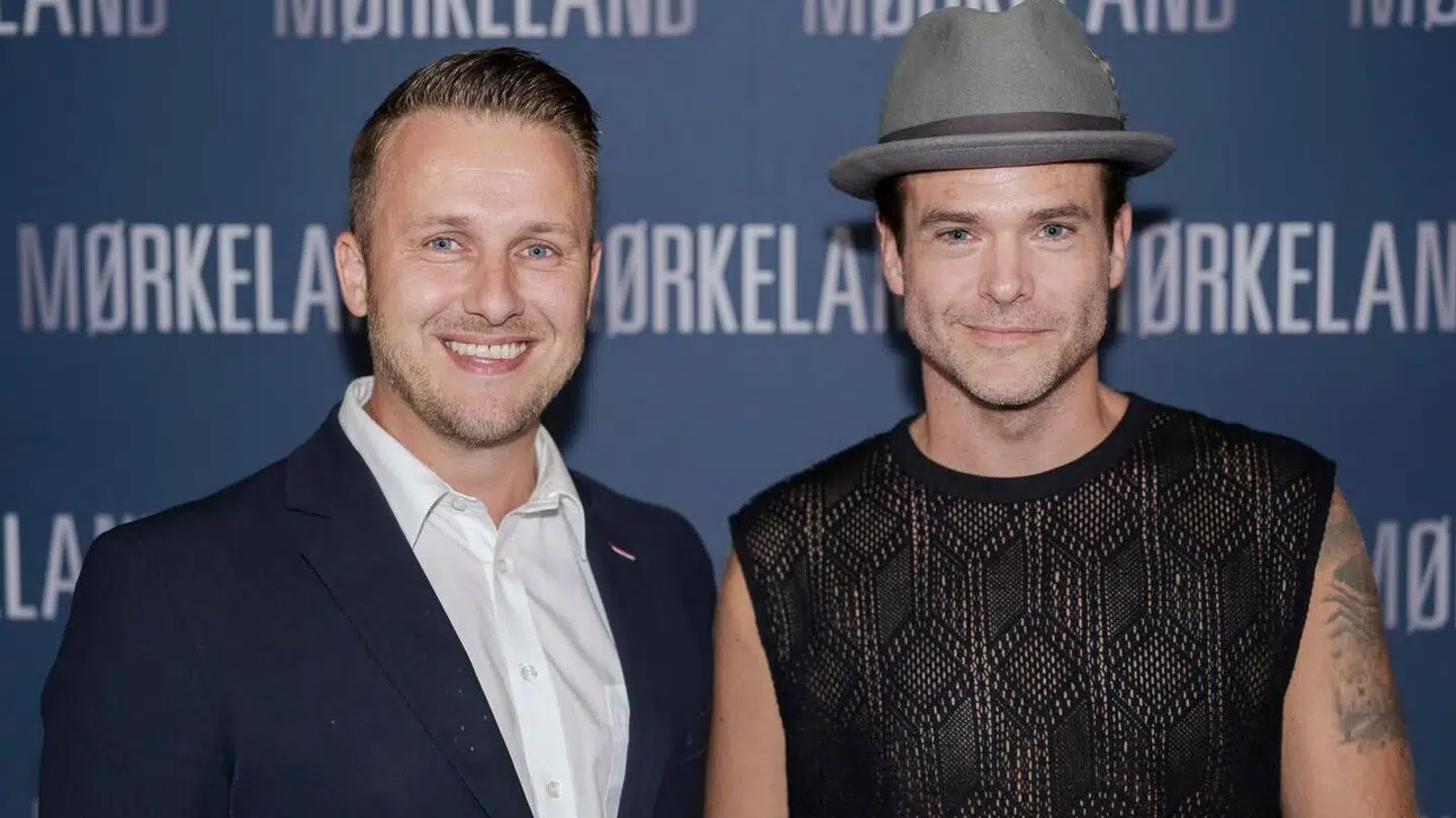 Silas Holst til gallapremiere på filmen 'Mørkeland' med sin mand Nicolai Schwartz.