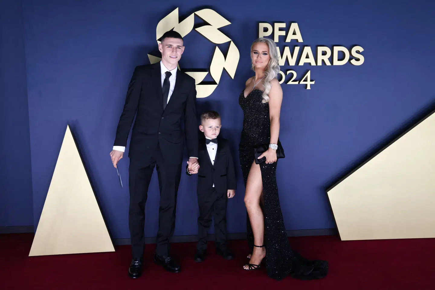 Phil Foden havde fundet det pæne tøj frem fra garderoben, da han tirsdag blev kåret til årets spiller i Premier League af sine spillerkolleger.