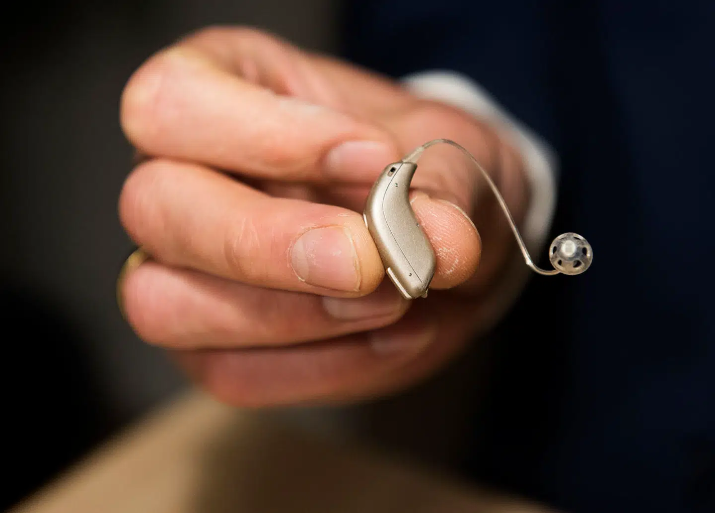 Direktør for Oticon, Søren Nielsen, præsenterer nyt høreapparat.