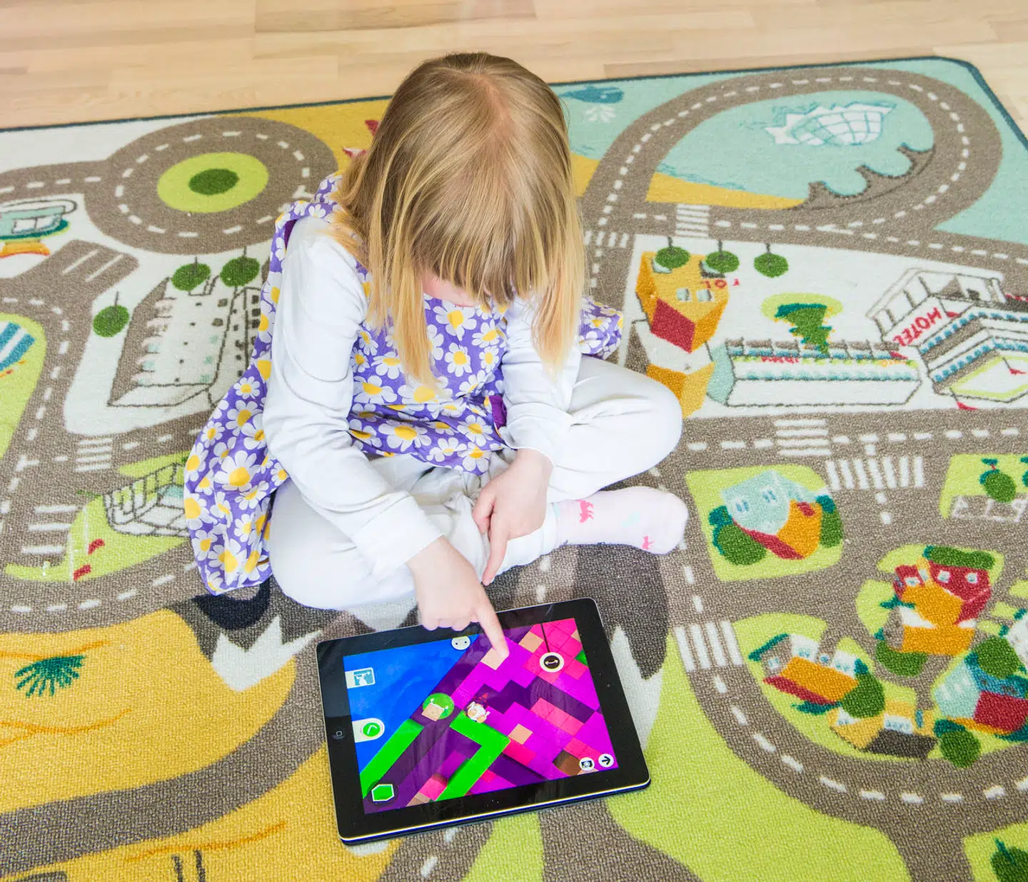 »Jeg plæderer ikke for at få den autoritære forælder tilbage, men fritvalgsopdragelsen er ikke vejen. De valg, vi har lagt over på børn og unge, om hvad de må bruge deres tid på, er tydeligvis ødelæggende for deres trivsel,« skriver Thomas Friis Petersen.