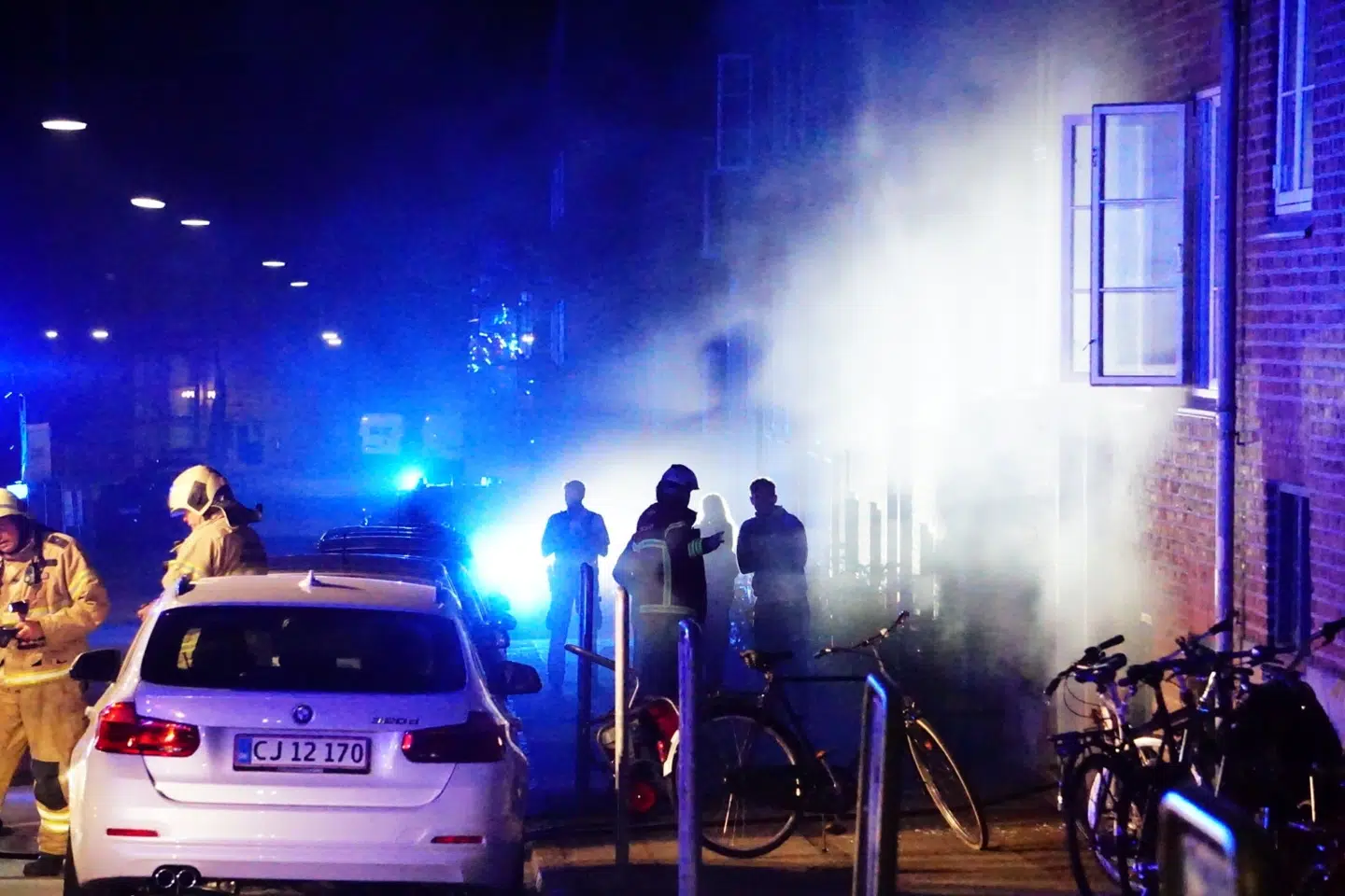 Det var natten til den 14. juli, at der blev smidt en røgbombe gennem ruden på en lejlighed i Eckersbergsgade i Aarhus. Med røgbomben var en seddel med teksten I Aarhus straffes forrædere, Judas svin. Presse-Fotos.dk/Ritzau Scanpix