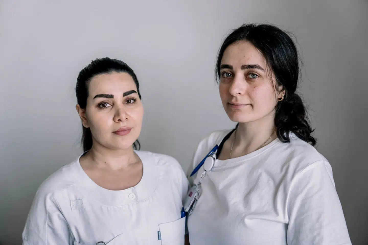 Elnaz Rezai (til venstre) og Arezoo Faghani er blandt de mange sygeplejersker fra Iran, der er kommet ind på hospitalerne i hovedstaden, hvor de har afgørende betydning for driften af afdeling for hjerne- og rygmarvsskader på Rigshospitalet/Glostrup Hospital. Nu skal flere fra lande uden for EU have lettere og hurtigere adgang til de mange ledige job.
