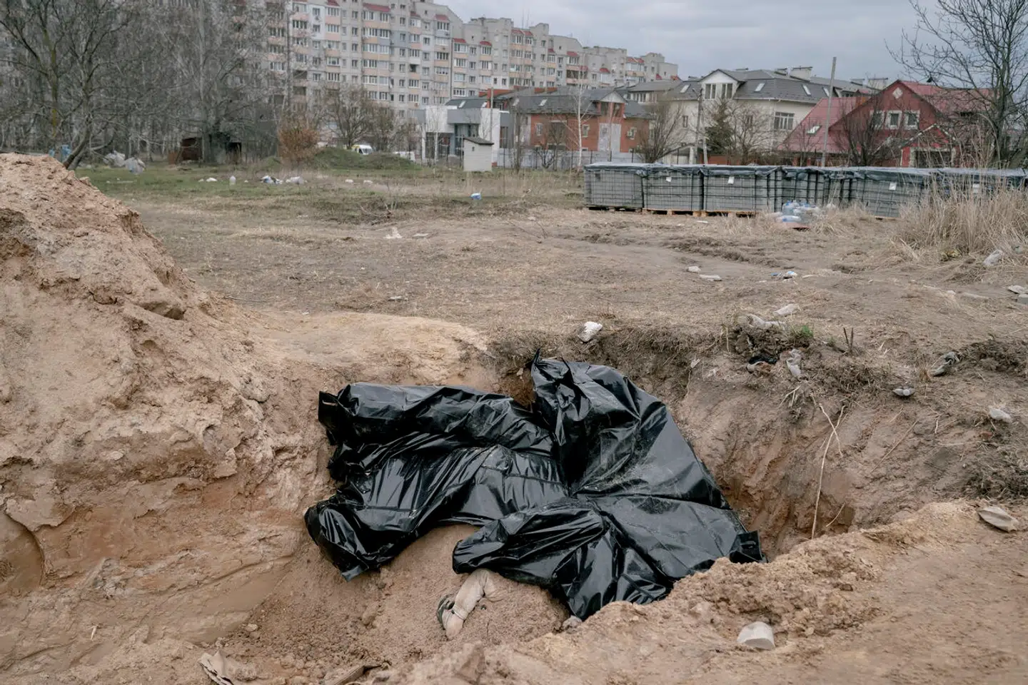 »Endnu vigtigere er det, at der midt i tårerne over Butja og Okhmatdyt også fortsat er håb; ikke mindst for ukrainerne. Når man i 2024 lader det fantastiske 1989 passere revy, bliver det hurtigt klart, at det lige så godt kunne have udviklet sig til et mareridt,« skriver Lykke Friis. På billedet ses ligposer og halvt begravede lig i en åben massegrav i Kyiv-forstaden Butja.