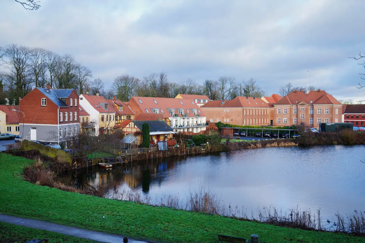 »De forvaltningsretlige forhold i sagen om Nyborg Slot var langt under det niveau, som man må forvente hos danske myndigheder,« mener skribenterne.