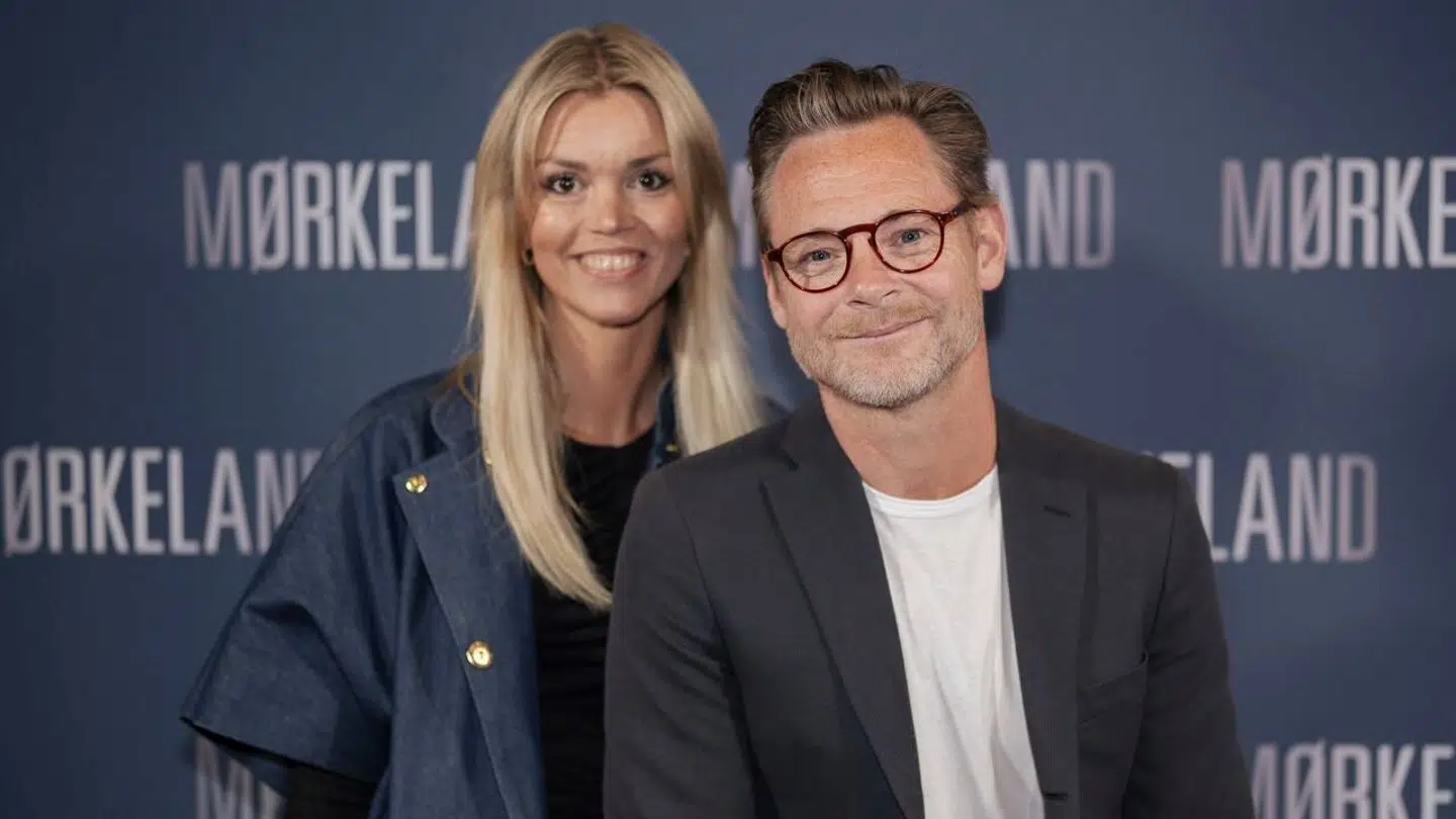 Paw Henriksen havde sin kæreste Stine med til premieren på 'Mørkeland'.