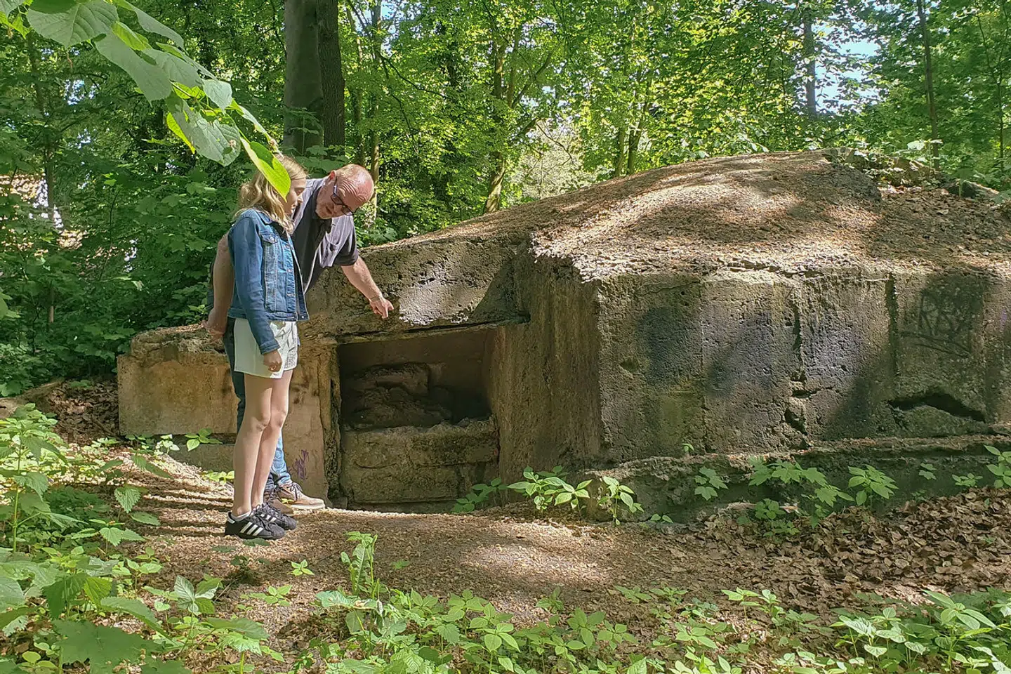 Skjult i en skov i Tyskland ligger resterne af de rædsler, som 39 danskere gennemlevede. Nu kommer de endelig og helt bogstaveligt for dagens lys, selvom Tysklands rigeste familie længe forsøgte at gemme sig for dem. 12-årige Emilie og hendes far, Jens Ove Lykkeberg, er en del af historien om rædslerne.