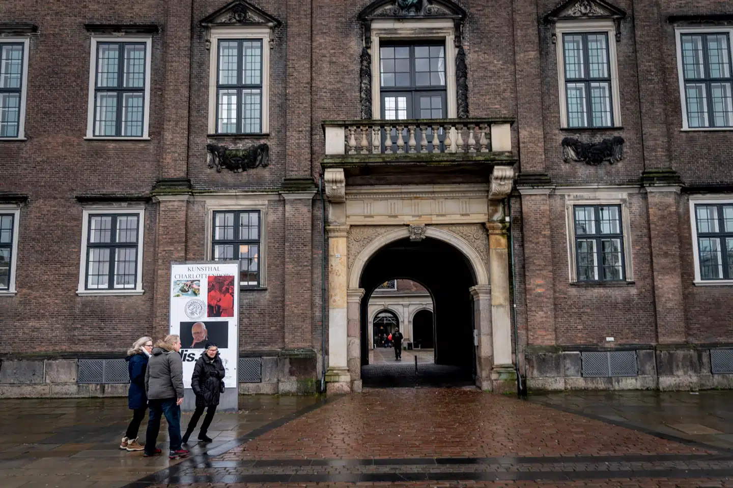 Katrine Dirckinck-Holmfeld var ansat på Kunstakademiet (billedet). Nu slipper hun for straf efter at have væltet en buste af kong Frederik 5. i havnen.