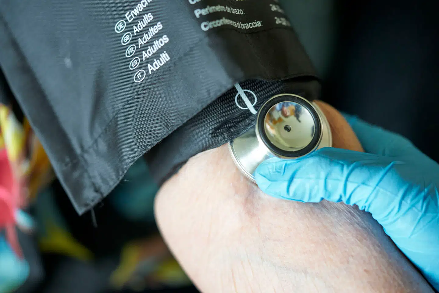 »Hvis de unge, der overvejer at søge ind på sygeplejerskeuddannelsen, møder fordomme og påvirkes af fejlagtige fortællinger om faget, så mister vi potentielle ansøgere.« Arkivfoto.