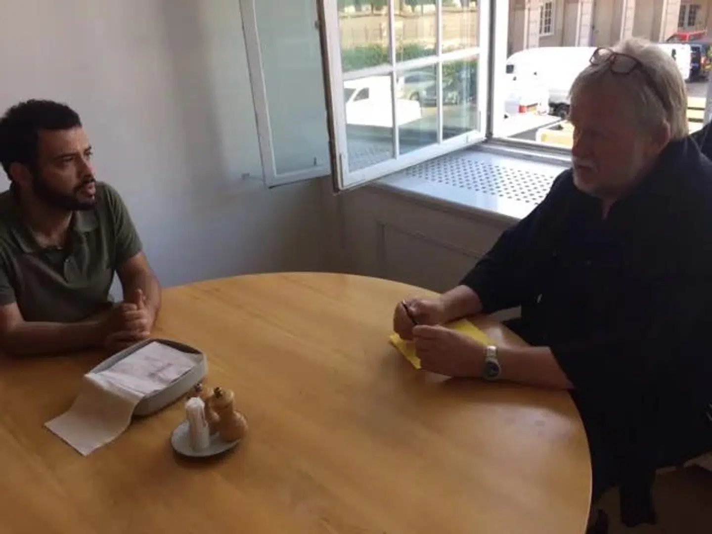 Her ses Enhedslistens Christian Juhl til møde med Mohammed Khatib på Christiansborg. Khatib er en central skikkelse i organisationen Samidoun, der samler penge ind til PFLP. Ifølge flere udenlandske medier og israelske efterretninger er Khatib også medlem af PFLP.