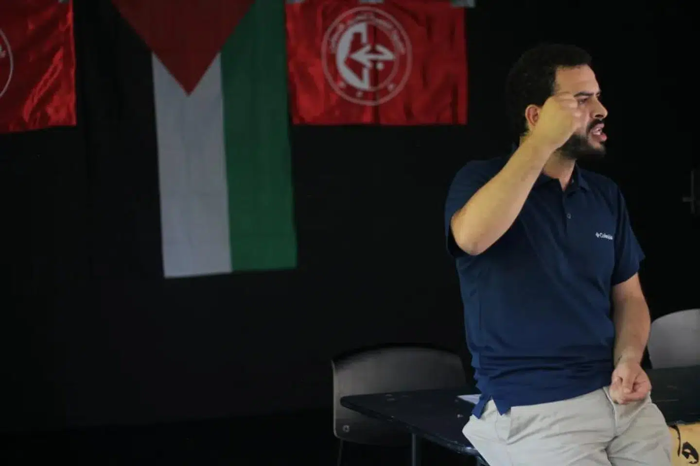 Her ses Mohammed Khatib, mens han holder foredrag hos Internationalt Forum på Nørrebro i København. Bag ham hænger et PFLP-banner.