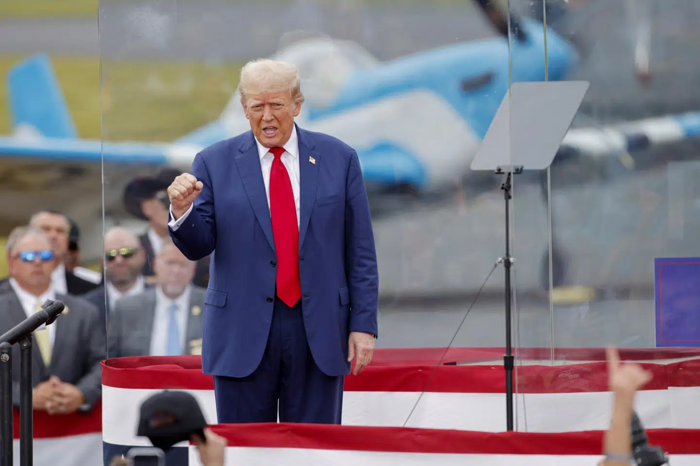 Trump knytter næven under vælgermøde onsdag.