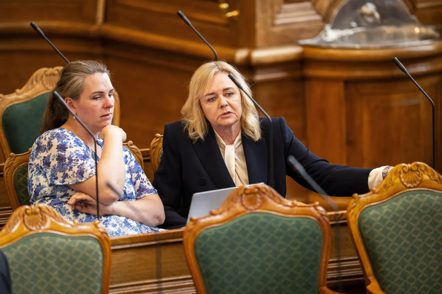 Mette Abildgaard (tv.) og K-formand Mona Juul (th.) danner normalt frontduo hos De Konservative. Her ses duoen under afslutningsdebatten i Folketinget inden sommerferien. Nu er Abildgaard på barselsorlov.