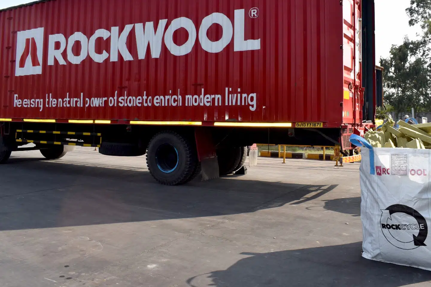 Rockwool sælger isoleringsprodukter verden over. Her leveres materialer til en byggeplads i Indien.