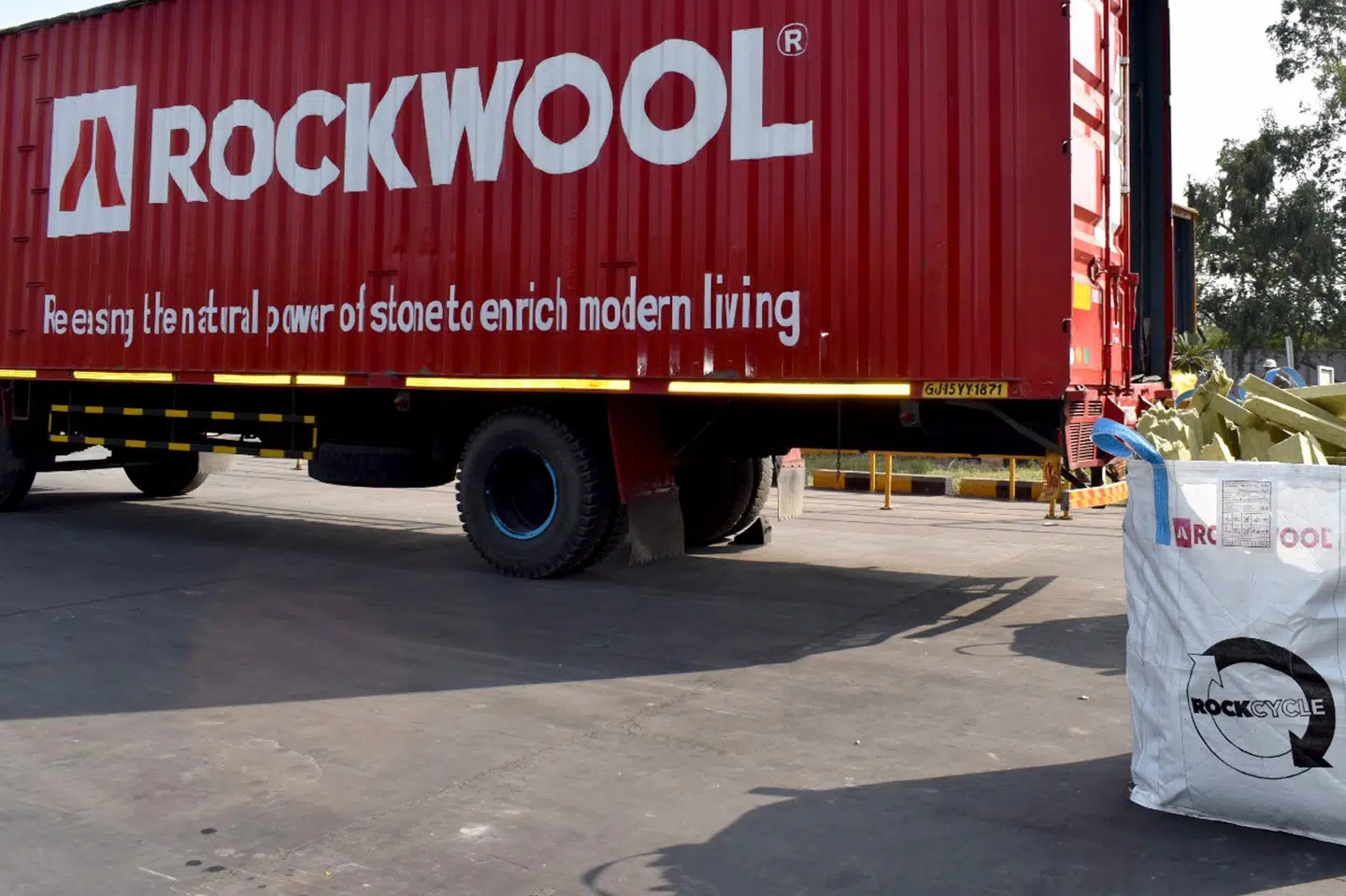Rockwool sælger isoleringsprodukter verden over. Her leveres materialer til en byggeplads i Indien.