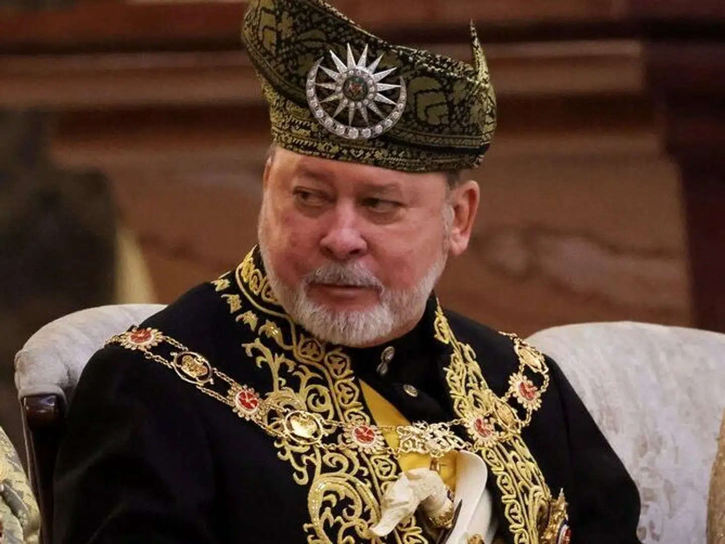 Kong Ibrahim Iskandar blev officielt indsat den 20. juli 2024 med stav og svunget hat, seks måneder efter at han blev taget i ed for en femårig periode under et unikt roterende monarkisystem. Foto: Hasnoor Hussain/Reuters/Ritzau Scanpix