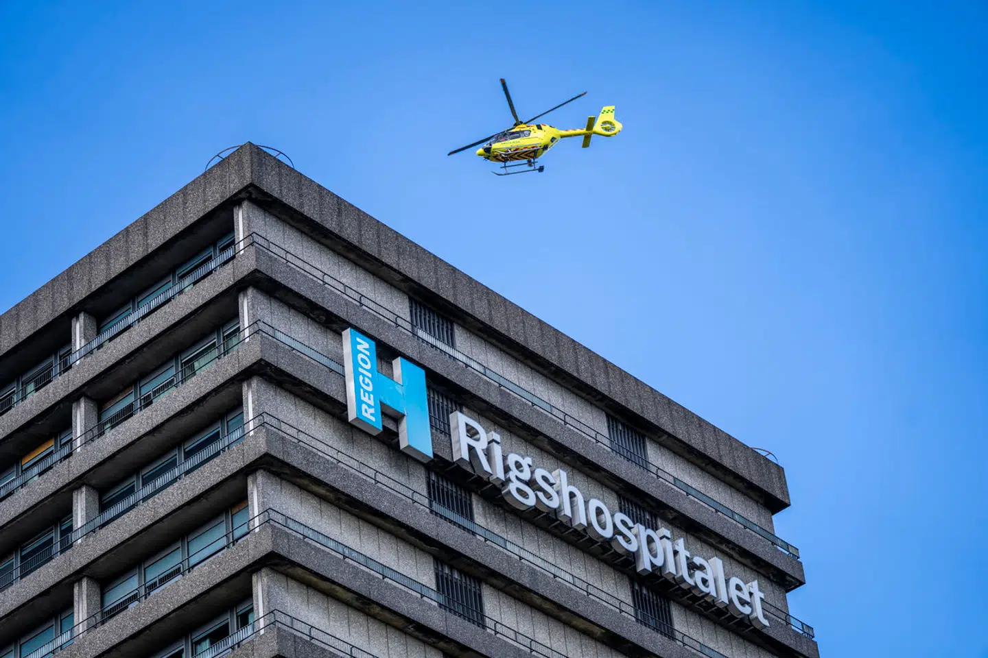 »Riv Riget ned hurtigst muligt, og byg et nyt elitehospital – men ikke på den samme gamle mosegrund, hvor det nuværende Rigshospital ligger,« mener en læser.