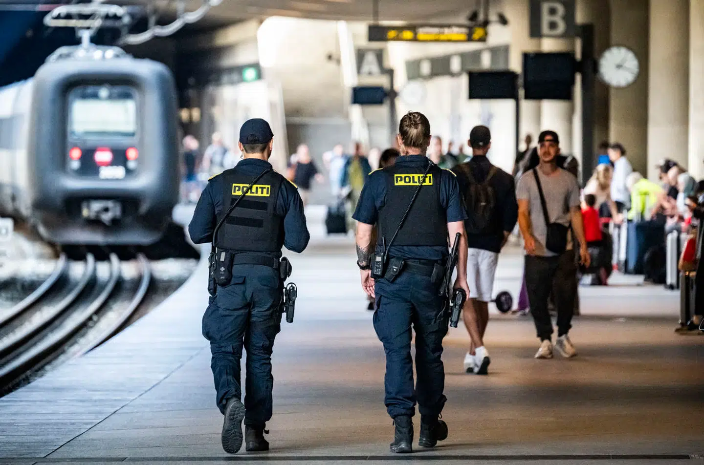 Dansk politi patruljerer på perronen i Kastrup som en konsekvens af svensk bandekriminalitet.