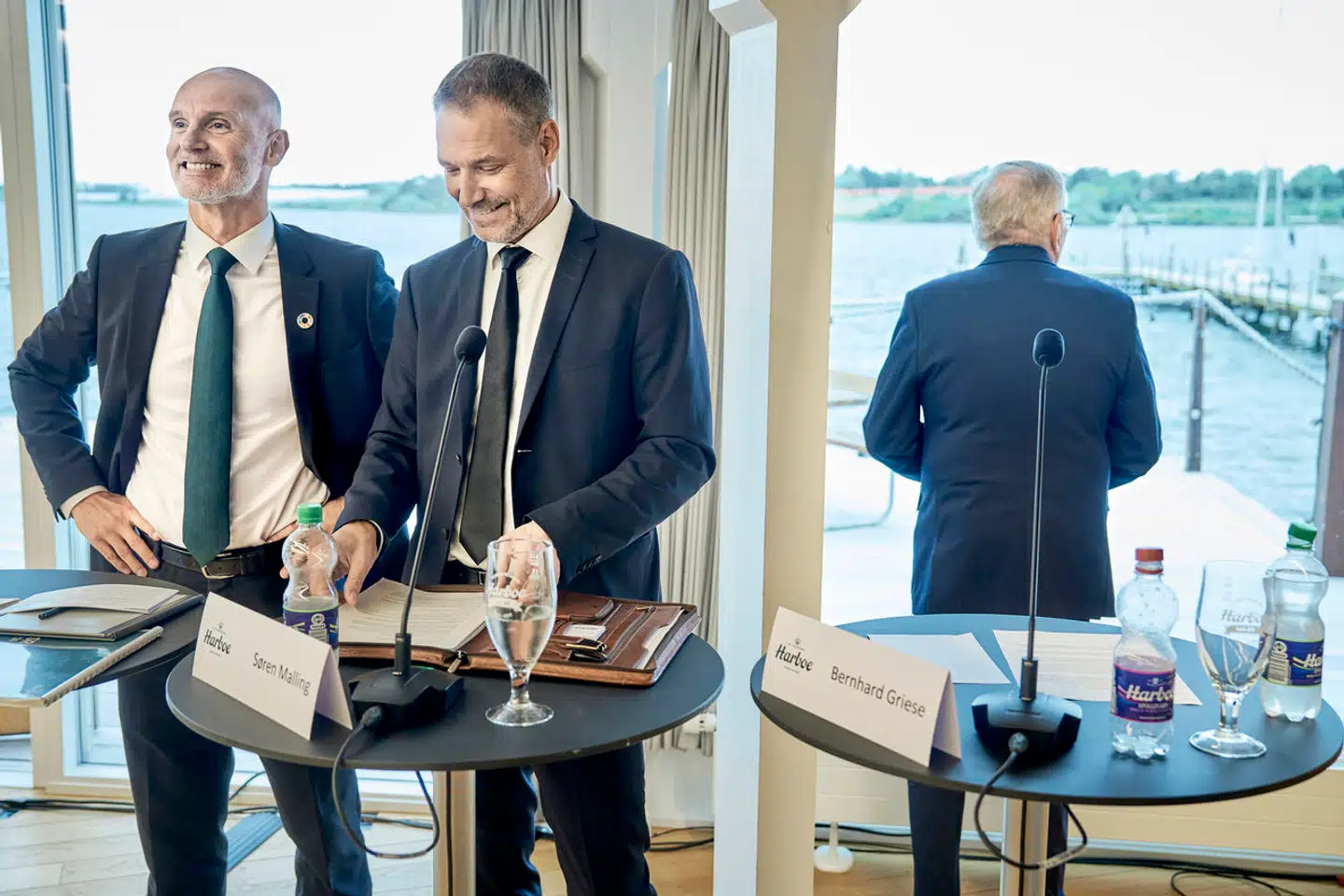 I fremtiden får Bernd Griese (th.) god tid til at kigge ud over vandet i Skælskør, da han torsdag lod sig pensionere fra sin post som formand på Harboes Bryggeri. I forgrunden står hans svigersøn Søren Malling (midten), som er Harboes øverste direktør, samt finansdirektør Simon Andersson.